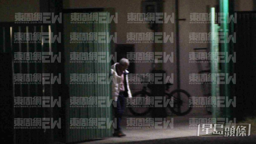 李龍基拖疲憊身影獨自回貨倉屋。（《東周刊》圖片）