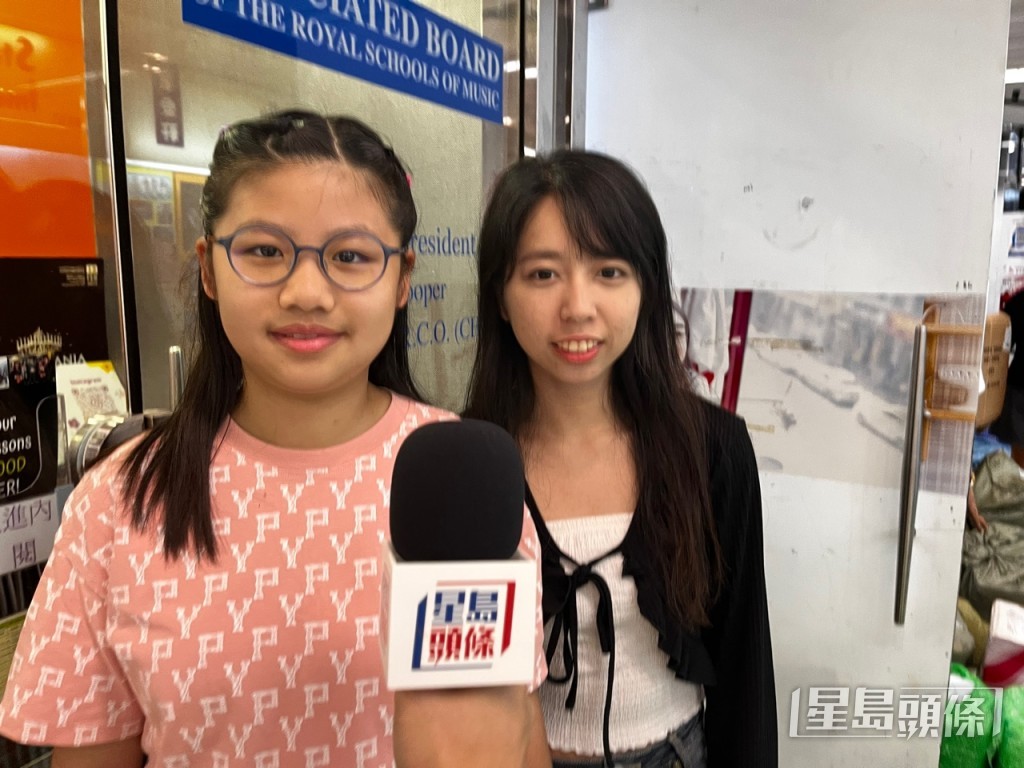 鋼琴教室學生Venus(左)及導師Miss Nita(右)。 鋼琴教室學生Venus(左)及導師Miss Nita(右)。