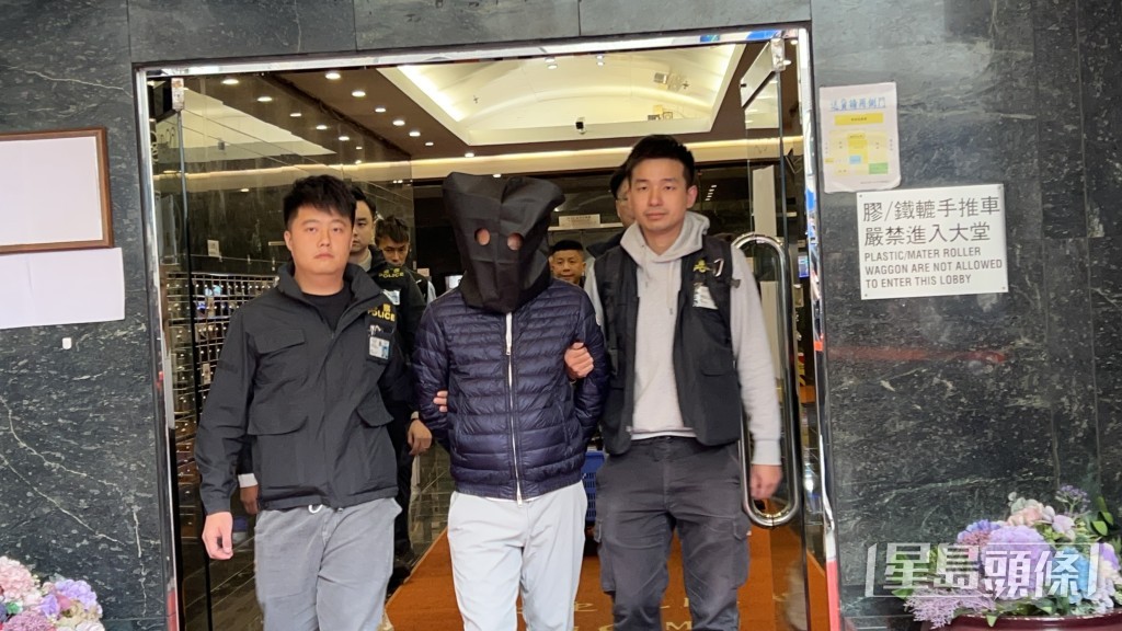 警方搜查新蒲崗工程公司的辦公室後，帶走一名被捕人。