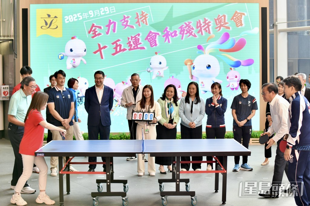 羅淑佩與梁君彥組隊，跟議員林健鋒、霍啟剛對賽打乒乓球。