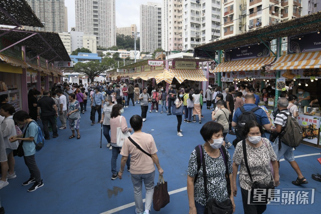 “第10届香港美食嘉年华”今日起至11月5日，一连9天在葵涌运动场举行，现场人头涌涌。陈浩元摄
