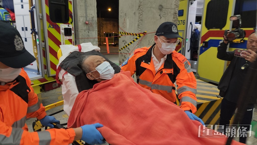 老翁手腳擦傷仍然清醒，被送往聯合醫院接受治理。