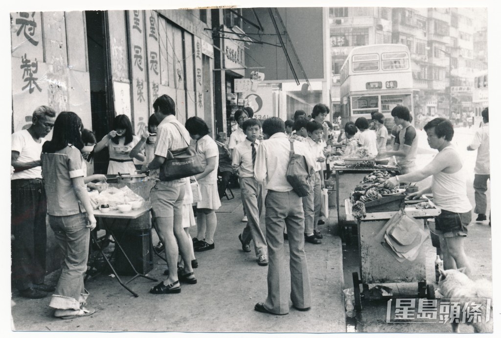 街頭熟食檔。八十年代市民生活舊貌。1980年攝 街頭熟食檔。八十年代市民生活舊貌。1980年攝