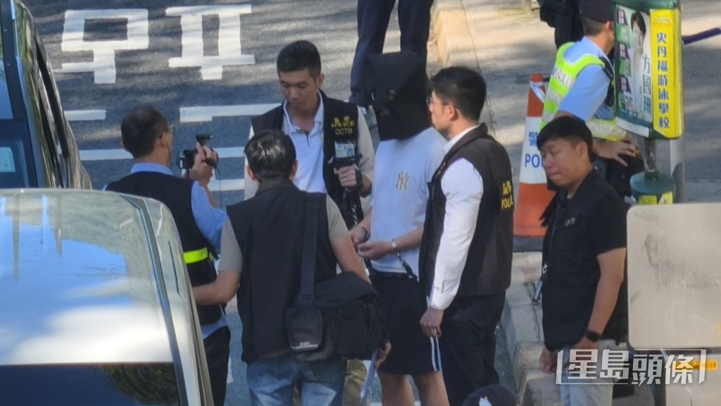 8月26日重組案情的疑犯身穿白衣黑短褲,黑布蒙頭及腰纏鐵鏈。 8月26日重組案情的疑犯身穿白衣黑短褲,黑布蒙頭及腰纏鐵鏈。