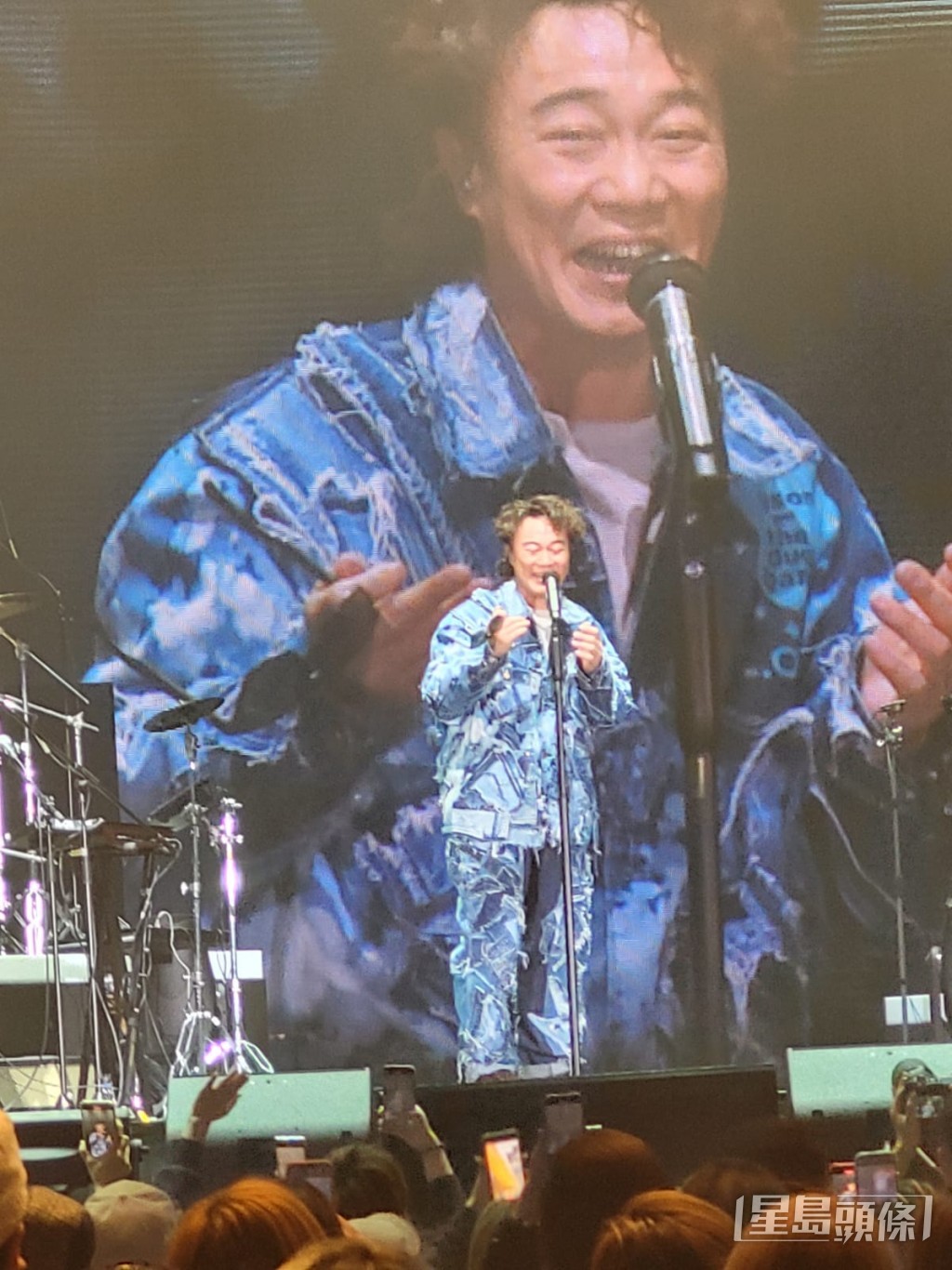 Eason唱完說：「the show must go on.」