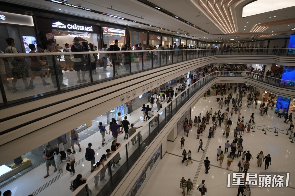 自本港全面與內地通關後，社會出現報復性北上消費熱潮。資料圖片