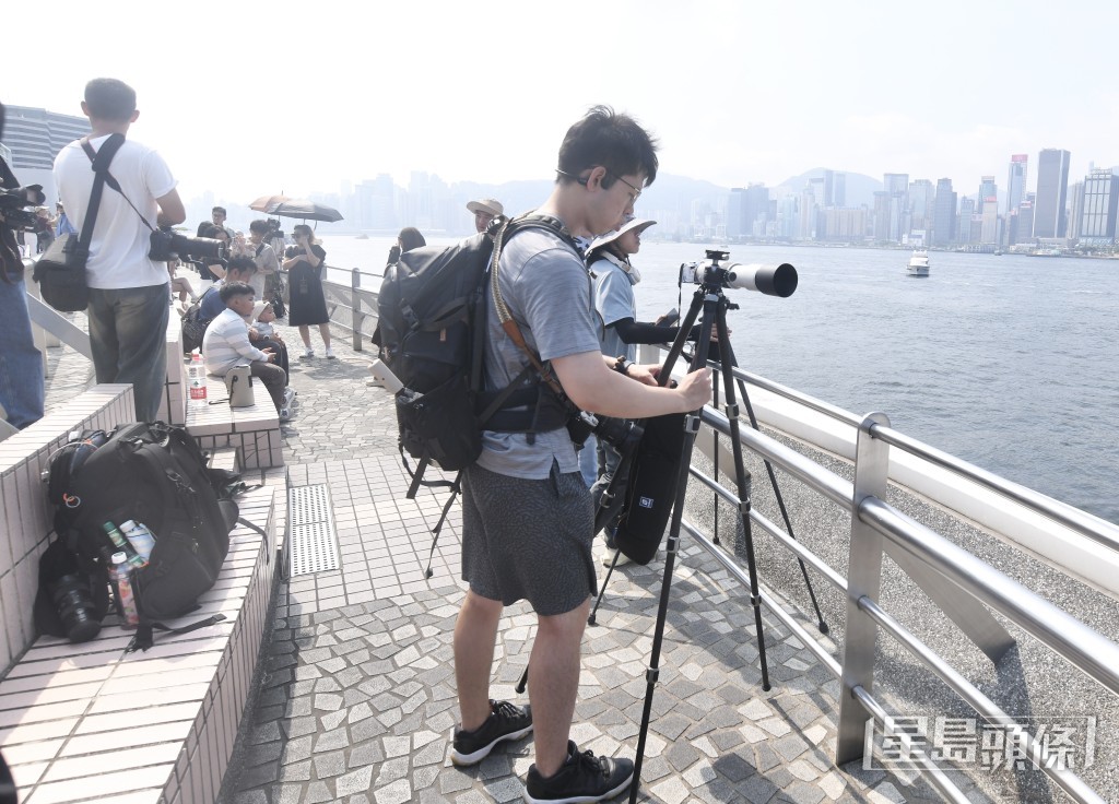 旅客一早到尖沙嘴維港岸邊等候。何君健攝 旅客一早到尖沙嘴維港岸邊等候。何君健攝