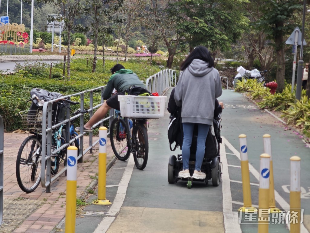 運輸署表示，電動輪椅的人士須遵守與行人相關的規則和指示，包括不可在單車徑上使用。