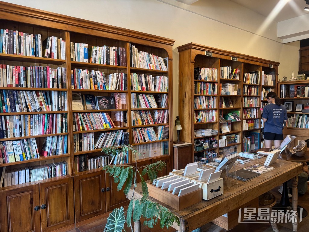 池上書局開業於1955年,至今屹立60餘載,經歷三代傳承,是池上當地第一間的實體書店。 池上書局開業於1955年,至今屹立60餘載,經歷三代傳承,是池上當地第一間的實體書店。