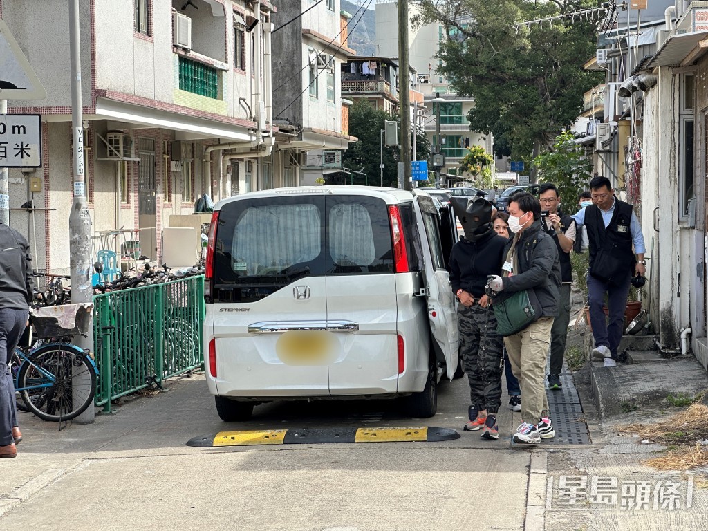 其中一名疑犯帶到粉嶺圍村屋單位重組案情。梁國峰攝 其中一名疑犯帶到粉嶺圍村屋單位重組案情。梁國峰攝