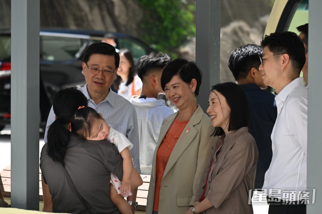 李家超與居民交流。劉駿軒攝 李家超與居民交流。劉駿軒攝