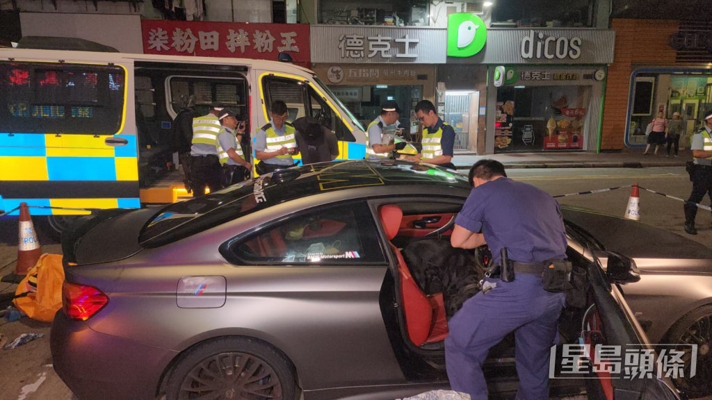 警員搜查車廂期間,在車內檢獲2大包及4小包懷疑冰毒。黎志偉攝 警員搜查車廂期間,在車內檢獲2大包及4小包懷疑冰毒。黎志偉攝