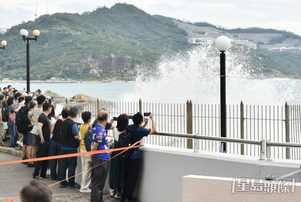 不少市民到杏花邨觀浪。盧江球攝