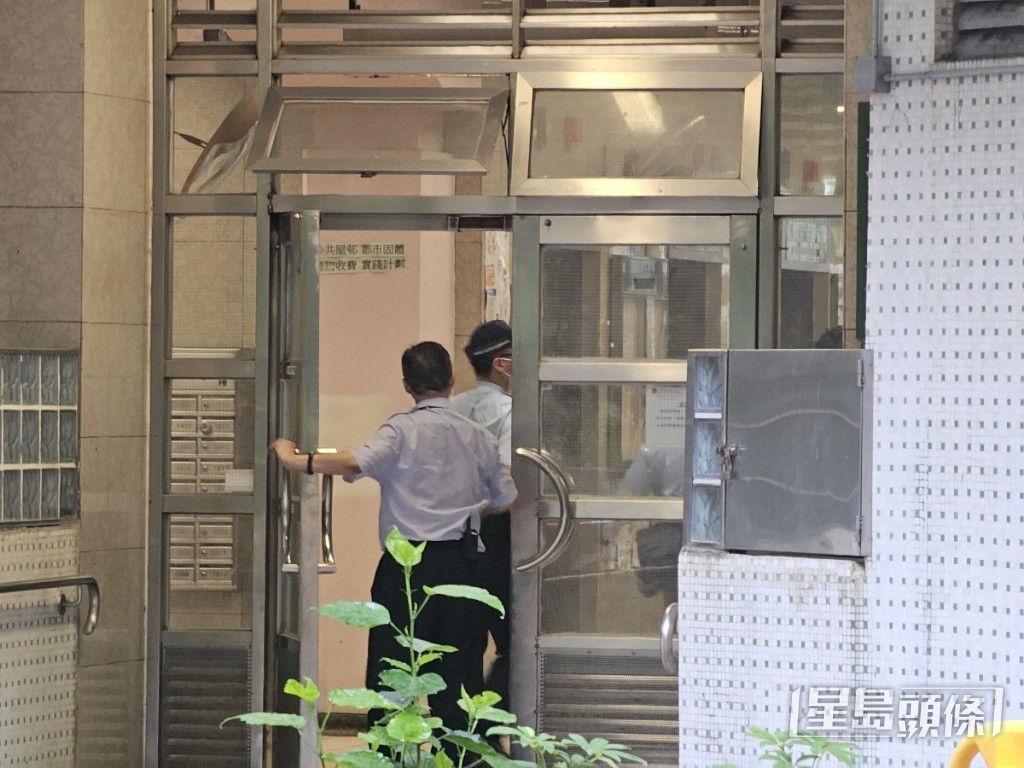 警員登樓調查。林思明攝 警員登樓調查。林思明攝