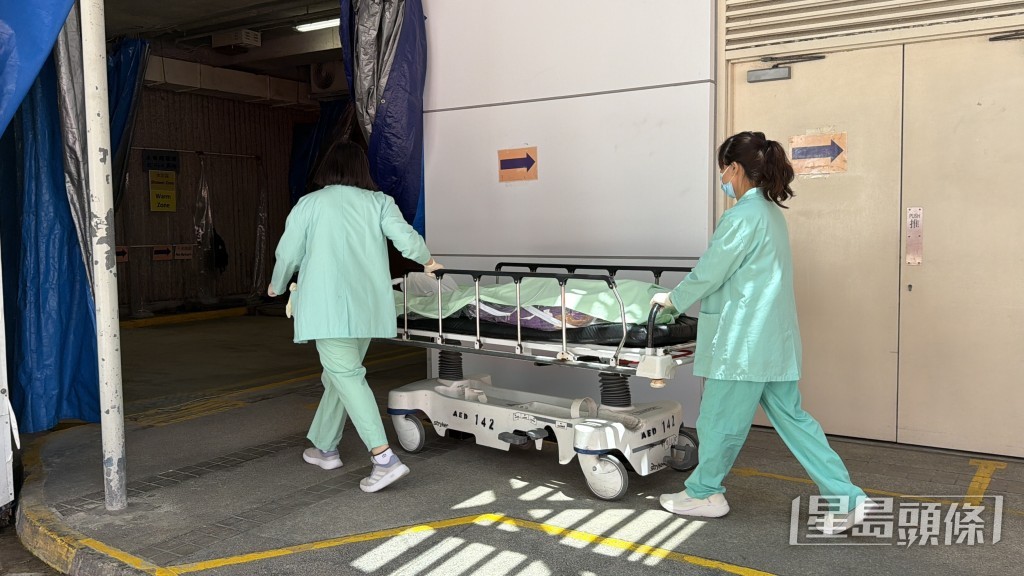 死者遗体移往殓房待验。梁国峰摄 死者遗体移往殓房待验。梁国峰摄