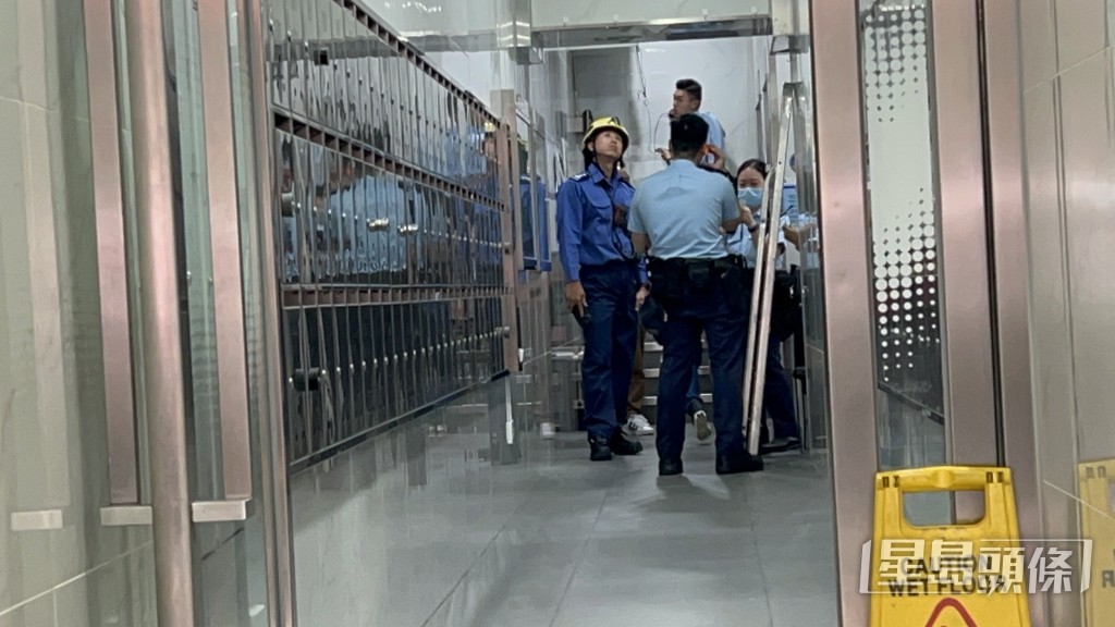 消防到場協助移走遺體。楊偉亨攝 消防到場協助移走遺體。楊偉亨攝