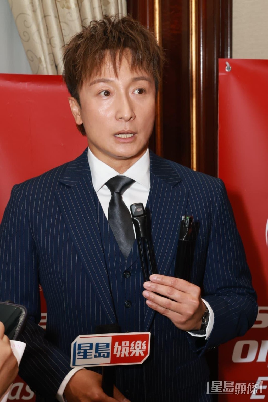 他解釋當時不是舉中指還擊。
