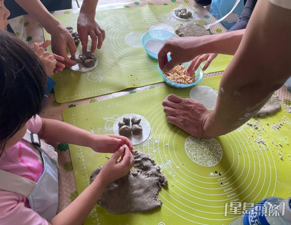 李雅婷指,茶粿製作班最多人參加。 受訪者提供 李雅婷指,茶粿製作班最多人參加。 受訪者提供