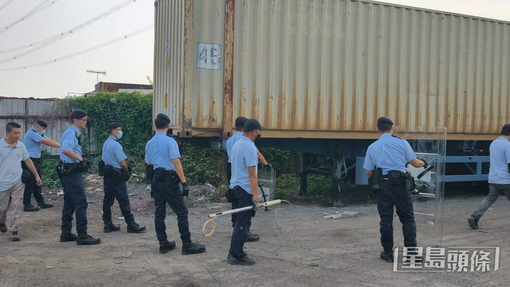 警員及漁護署人員試圖捕捉,但最終黑狗逃去。 警員及漁護署人員試圖捕捉,但最終黑狗逃去。