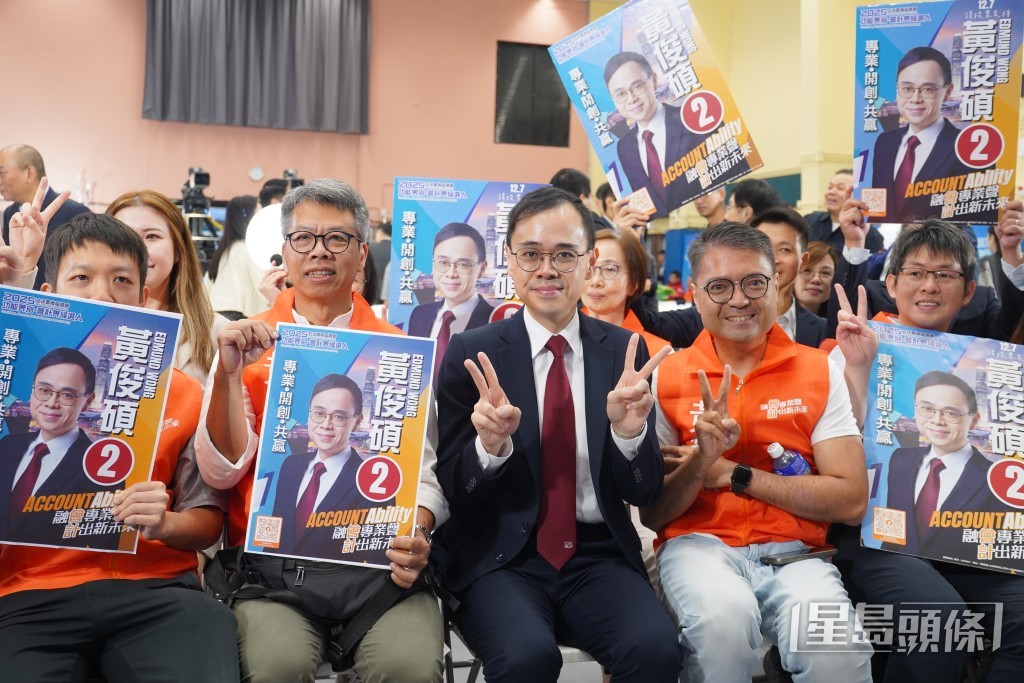 競逐連任的現任會計界議員、40歲的黃俊碩在加拿大出生,其父母持英國籍。 競逐連任的現任會計界議員、40歲的黃俊碩在加拿大出生,其父母持英國籍。