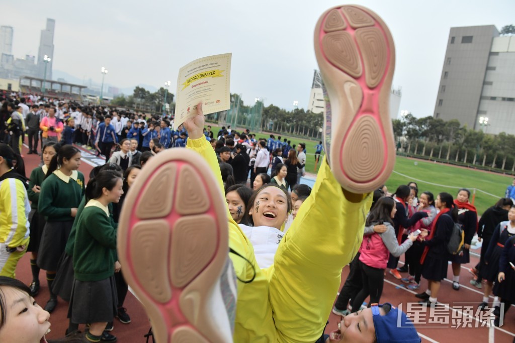 陳佩琦以往就讀德望學校時，已在學界比賽成為女飛人。