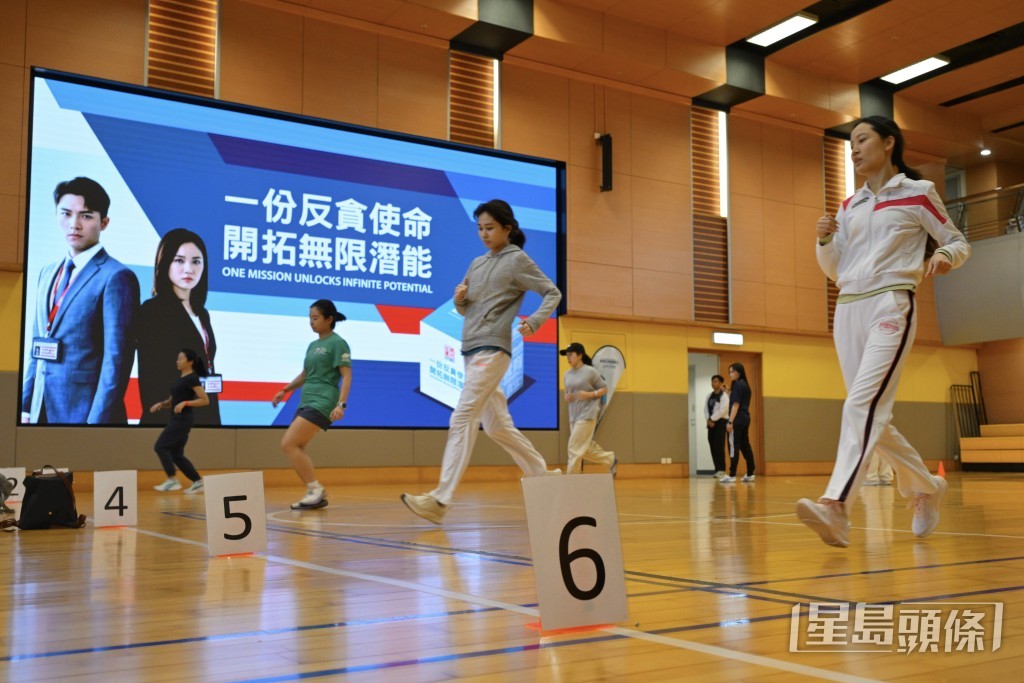 參加者可即場接受入職體能測試,測試包括手握力測試、1分鐘掌上壓、1分鐘仰臥起坐,以及15米漸進式心肺耐力跑。蘇正謙攝 參加者可即場接受入職體能測試,測試包括手握力測試、1分鐘掌上壓、1分鐘仰臥起坐,以及15米漸進式心肺耐力跑。蘇正謙攝