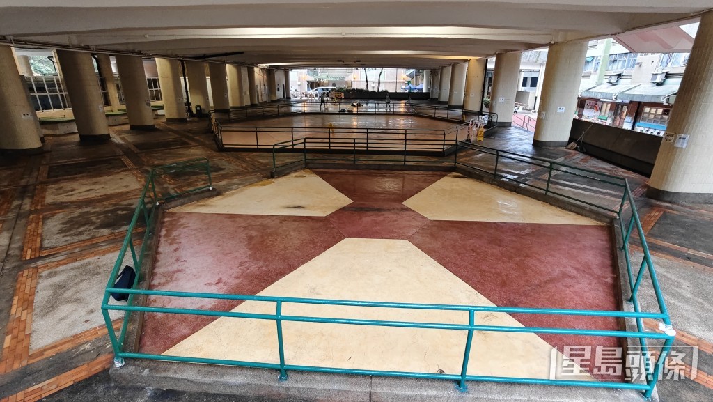 附近另一溜冰場及羽毛球場仍開放。 附近另一溜冰場及羽毛球場仍開放。