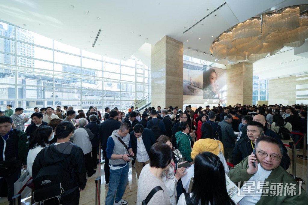 就位於荃灣商場展銷廳現場所見，大批準買家於現場大排長龍，現場人流不斷。