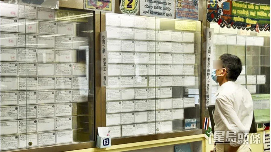 本港60歲或以上登記求職人數在三年內急增,由2023年的6,131人大幅飆升至2025年的9,908人。(資料圖片) 本港60歲或以上登記求職人數在三年內急增,由2023年的6,131人大幅飆升至2025年的9,908人。(資料圖片)