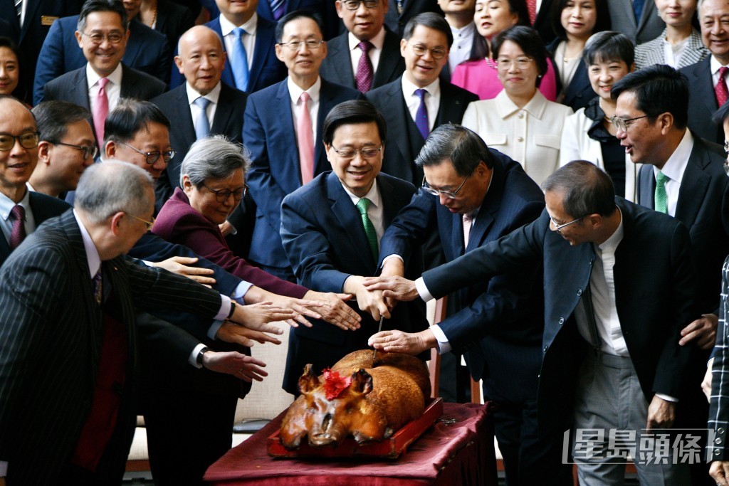 李家超携多名政府官员赴立法会午宴。卢江球摄