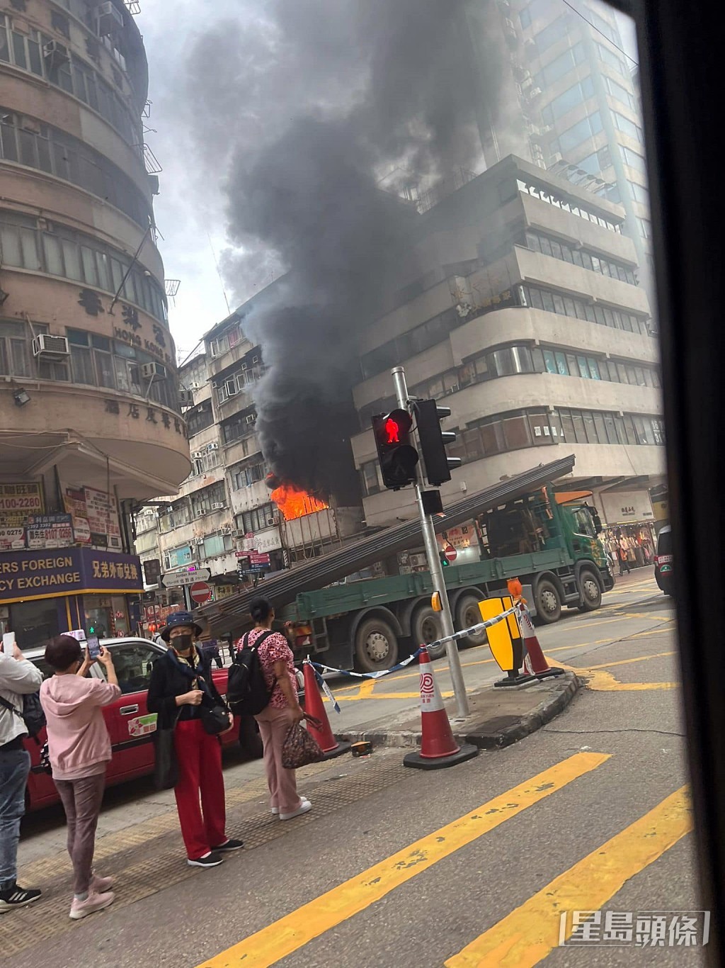 起火單位火光熊熊。fb：香港突發事故報料區