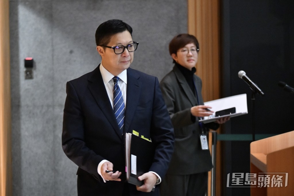 鄧炳強強調，單獨囚禁是黎智英自己提出的要求，呼籲外媒或別有用心人士不要「自欺欺人」。盧江球攝