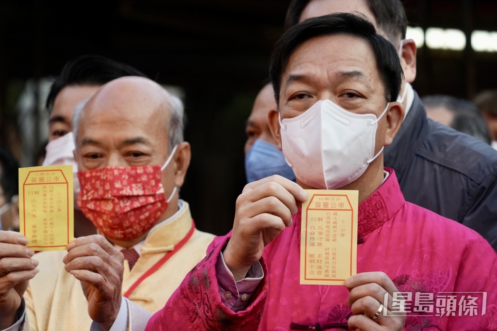 劉業強（右）2023年為香港求得第11號中籤。資料圖片