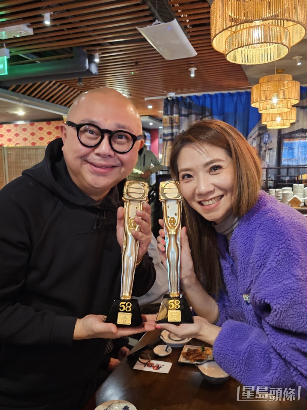 「最佳男主持」林盛斌(Bob)與「最佳女主持」車婉婉齊於尖沙咀日本餐廳包下廂房,慰勞《中年好聲音》、《女神配對計劃》及《攻你上大學》全體幕後,相當有心。 「最佳男主持」林盛斌(Bob)與「最佳女主持」車婉婉齊於尖沙咀日本餐廳包下廂房,慰勞《中年好聲音》、《女神配對計劃》及《攻你上大學》全體幕後,相當有心。