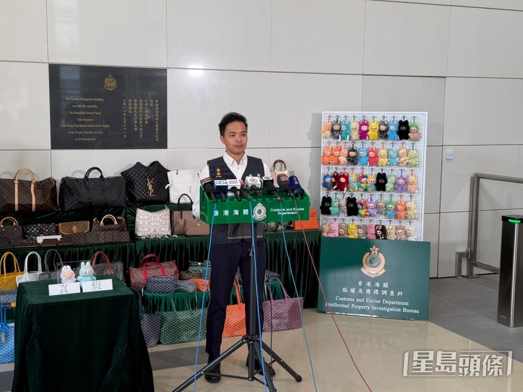 香港海關近日油麻地及旺角打擊售賣冒牌物品,今日見記者交代案情。曾志恆攝 香港海關近日油麻地及旺角打擊售賣冒牌物品,今日見記者交代案情。曾志恆攝