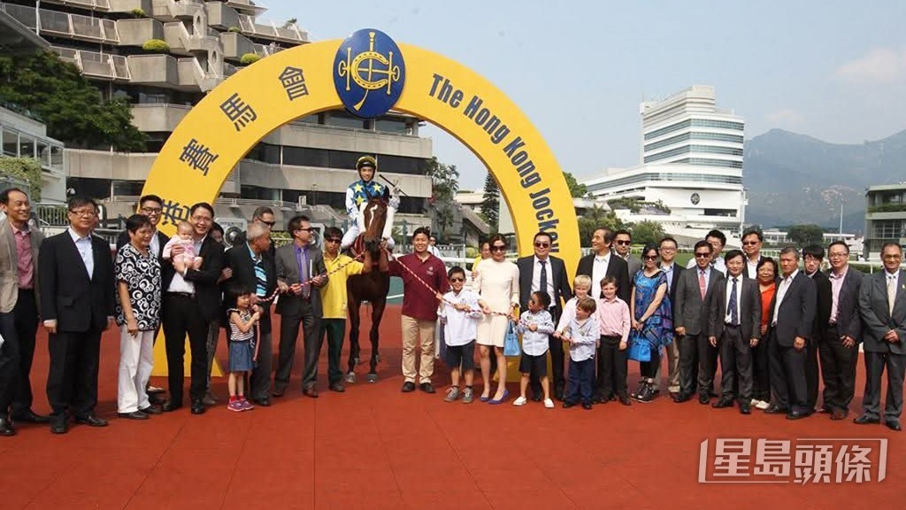 馬主蔡詠贊（右五抱BB女者）在港首匹馬「友瑩養」。
