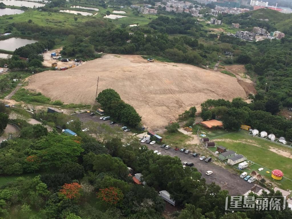 早年，天水圍嘉湖山莊附近一度堆積起高約25米、佔地逾1公頃的「泥頭山」。