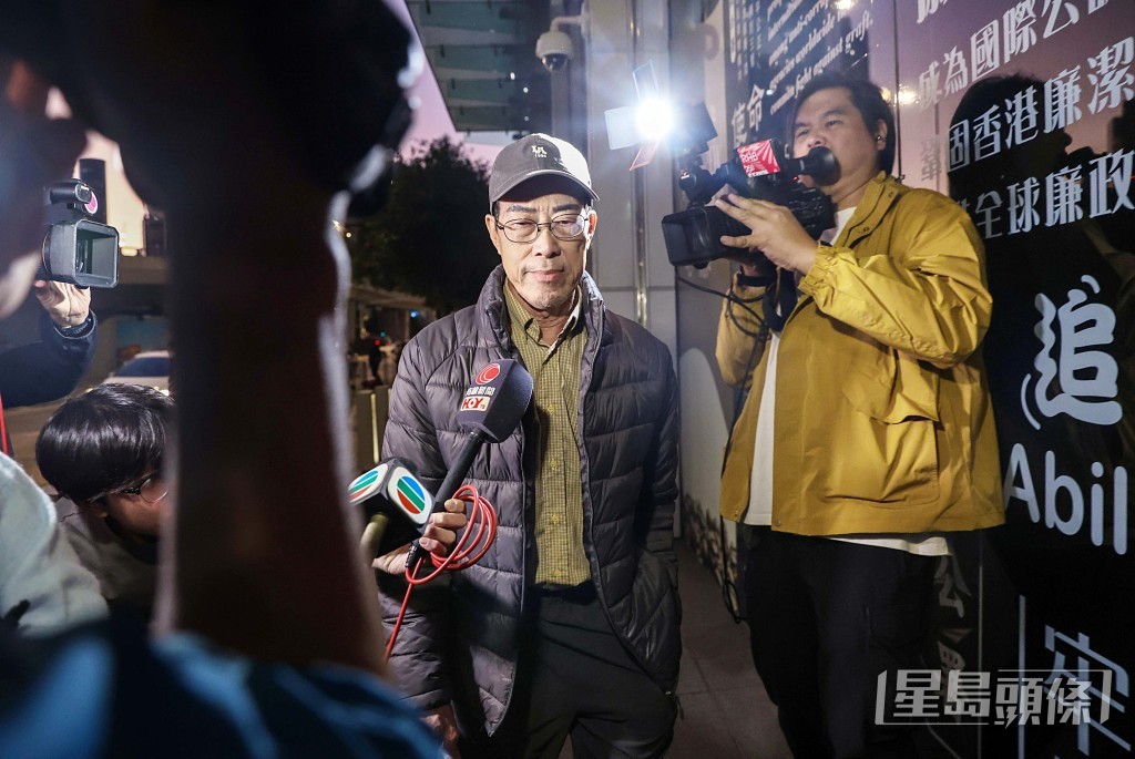 旧主席邓国权离开廉署总部。何家豪摄 旧主席邓国权离开廉署总部。何家豪摄