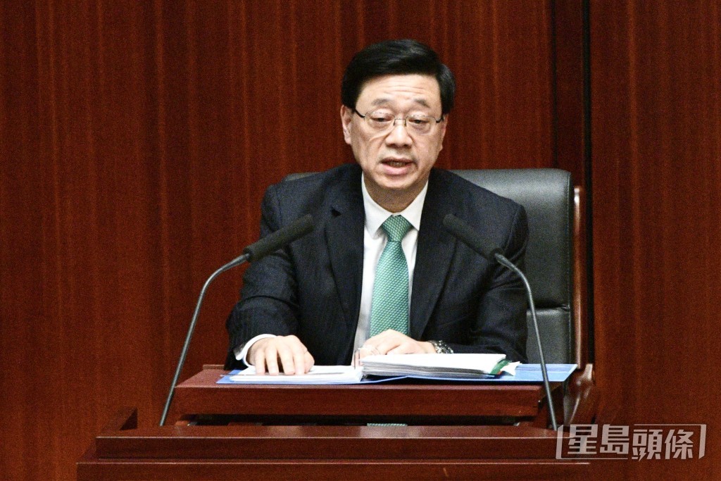 立法會會議，行政長官發表施政報告。盧江球攝