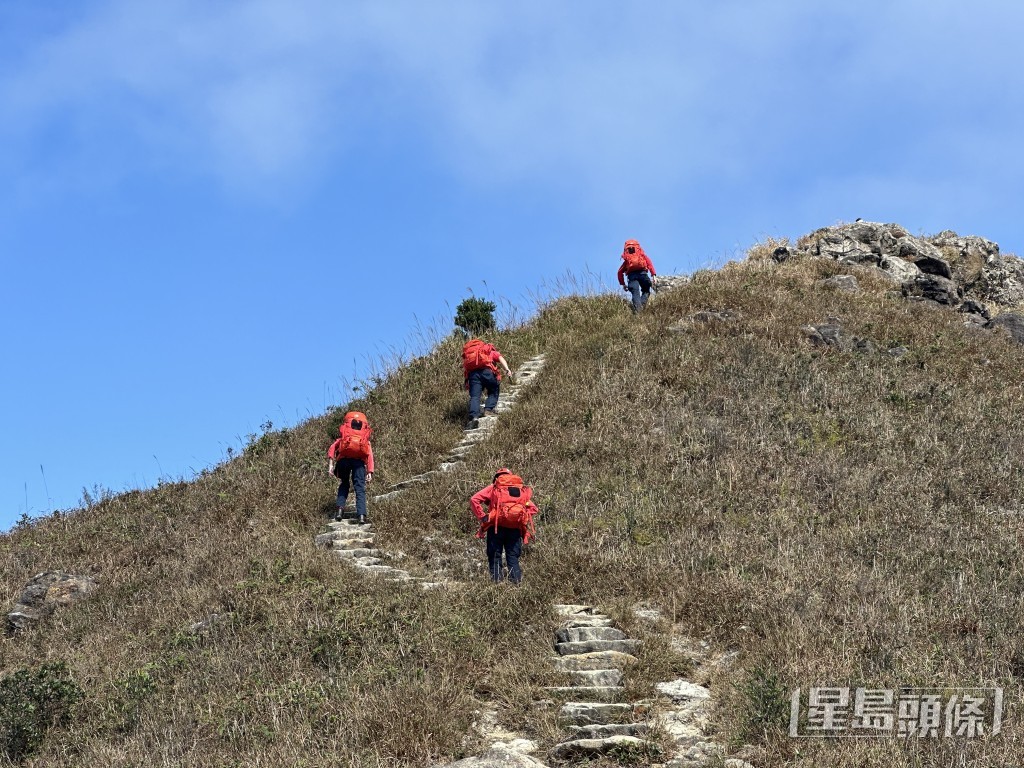 民安隊員上山搜救。梁國峰攝 民安隊員上山搜救。梁國峰攝