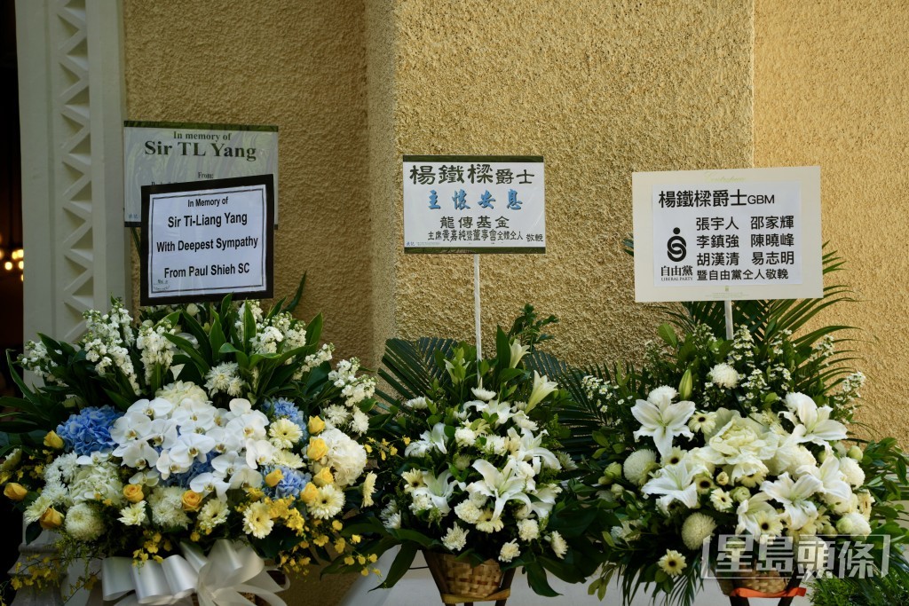 场外放满多个政党及各界人士送赠的花圈。苏正谦摄