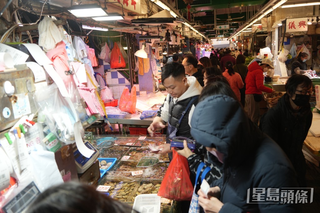 正值農曆年三十(9日),很多市民一早前往街市買餸,準備團年飯。吳艷玲攝 正值農曆年三十(9日),很多市民一早前往街市買餸,準備團年飯。吳艷玲攝