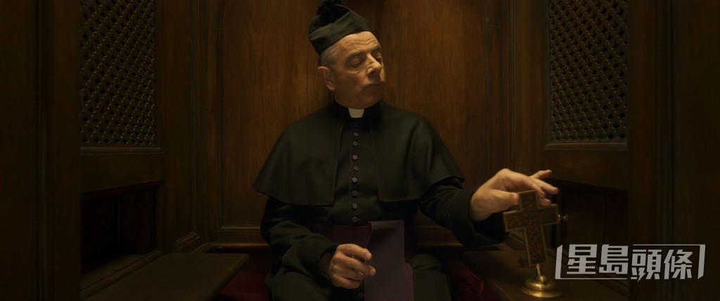 Rowan Atkinson飾演Father Julius，為朱古力做壞事。