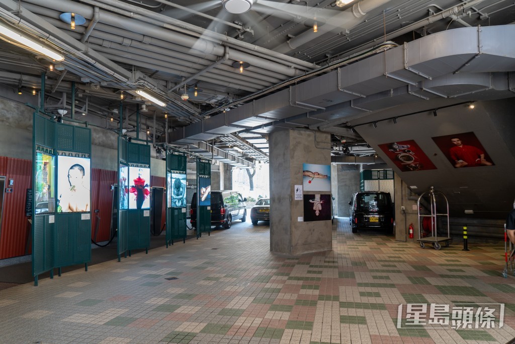 酒店停車場就策劃了名為《Soft Crash》的攝影展覽。 酒店停車場就策劃了名為《Soft Crash》的攝影展覽。