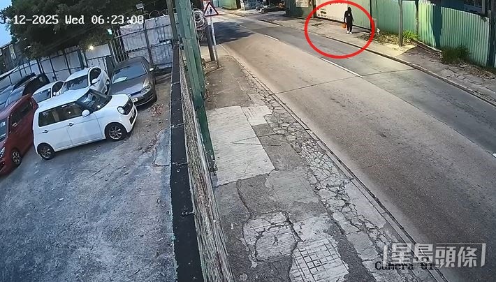 片段所見黑衣男由遠處走近車場。負責人提供CCTV