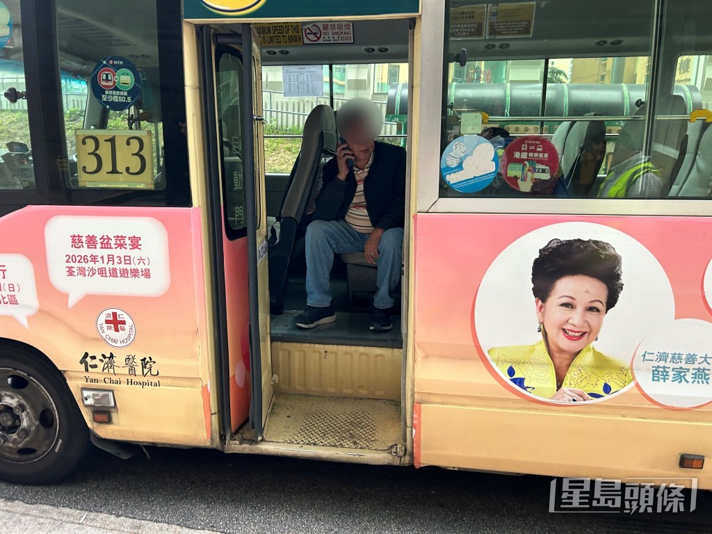 小巴司機在場協查。