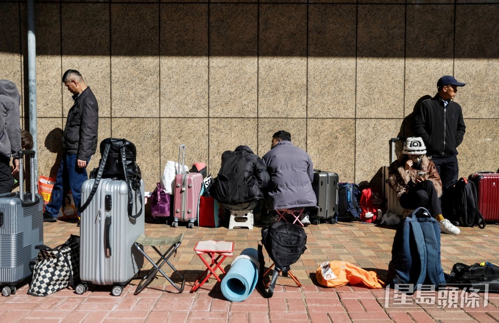 粵車南下上月開始實施，內地駕駛者須持有香港駕駛執照方能申請，令運輸署「免試簽發香港駕駛執照」、即俗稱「吸牌」需求上升，金鐘牌照事務處外近日更出現通宵排隊亂象。