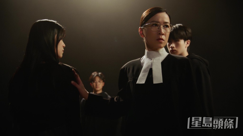 法官裝束的阿佘，鐵面無私又溫柔。
