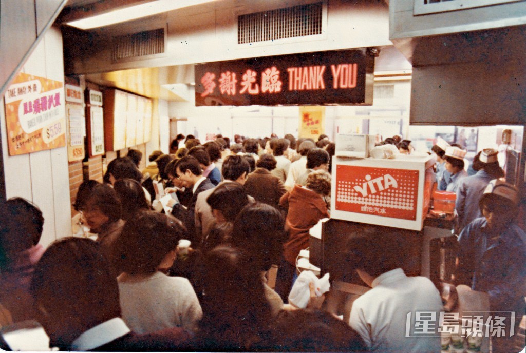大家樂多年大受港人歡迎,70年已經有招牌菜焗豬扒飯,售價5.5元。 大家樂多年大受港人歡迎,70年已經有招牌菜焗豬扒飯,售價5.5元。