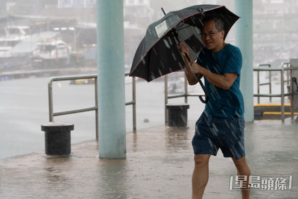 天文台於中午12時30分更新特別天氣提示，預料猛烈陣風吹襲香港。吳豔玲攝